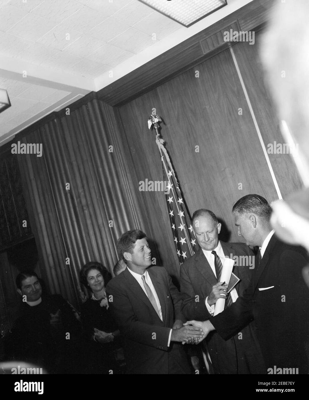 Cerimonia di giuramento, James J. Rowley, Direttore del Servizio Segreto, 10:37. Il presidente John F. Kennedy stringe le mani con il nuovo direttore del servizio segreto James J. Rowley alla cerimonia di giuramento del direttore Rawelyu2019 presso il Dipartimento del Tesoro di Washington, D.C. (L-R), il direttore Raweleyu2019, il fratello Francis P. Rowley; la sorella Marge Rowley Borise del direttore di Rowyu2019; il presidente John F. Kennedy; il segretario del Tesoro C. Douglas Dillon; Direttore Rowley. [Fotografia di Harold Sellers] Foto Stock