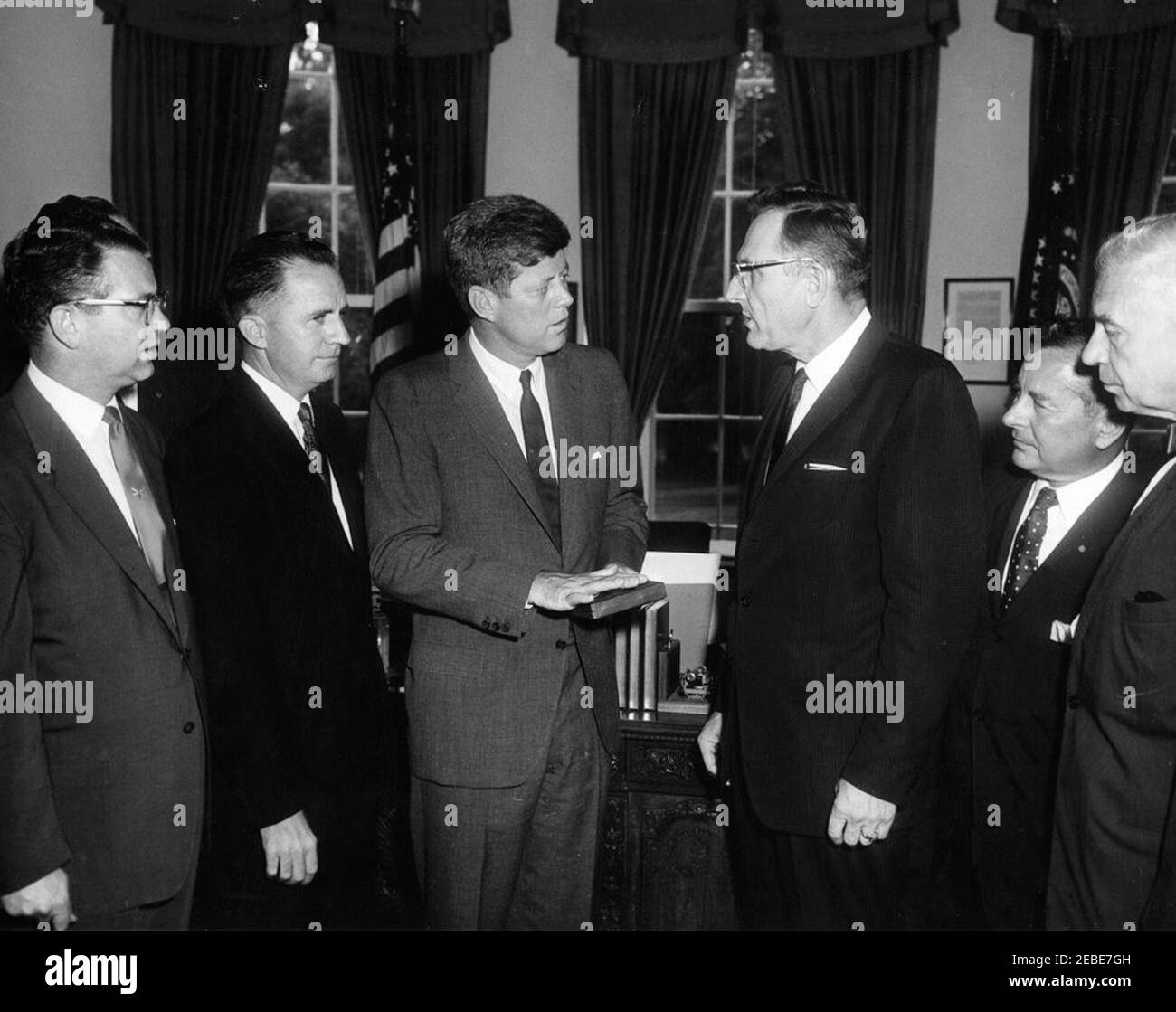 Incontro con il Comitato congiunto per la rientrata del Lincolnu0027s Inaugural, ore 12. Il presidente John F. Kennedy riceve una medaglia d'oro dal Comitato congiunto per la rievocazione di Abraham Lincolnu0027s Inauguration e dal Comitato Centenario del D.C. nell'Ufficio ovale, Casa Bianca, Washington, D.C. (L-R) Senatore Vance Hartke dell'Indiana; Rappresentante Peter F. Mack, Jr. Dell'Illinois; Presidente Kennedy; Rappresentante Fred Schwengel dell'Iowa; non identificato; rappresentante William G. Bray dell'Indiana. Foto Stock