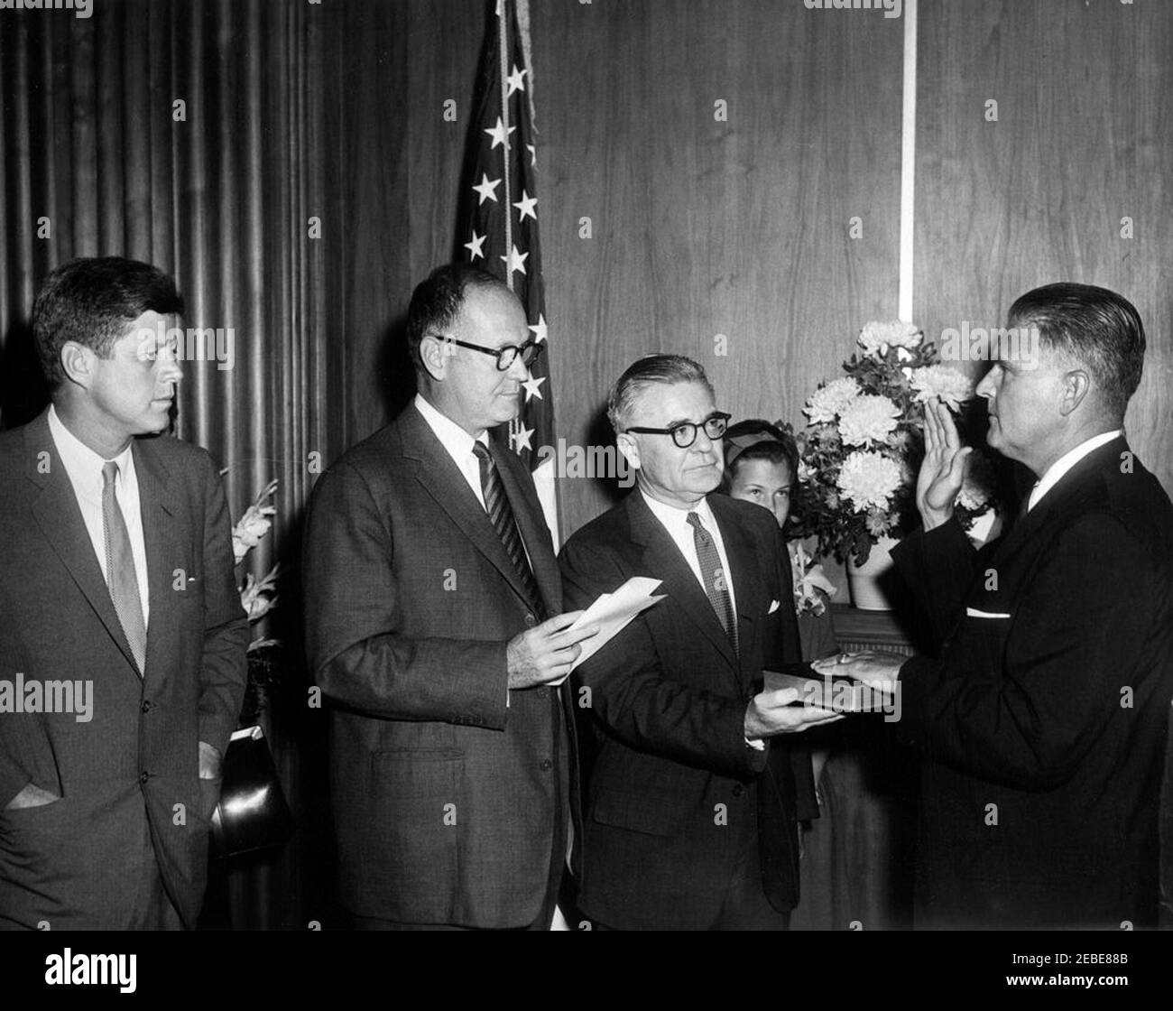 Cerimonia di giuramento, James J. Rowley, Direttore del Servizio Segreto, 10:37. Il presidente John F. Kennedy partecipa alla cerimonia di giuramento per il nuovo direttore del servizio segreto, James J. Rowley, al Dipartimento del Tesoro di Washington, D.C. (L-R) il presidente Kennedy; il segretario del Tesoro C. Douglas Dillon; l'impiegato non identificato (che detiene la Bibbia); la figlia del direttore Roweyu2019s Donna Rowley (parzialmente nascosto); il direttore Rowley. Foto Stock