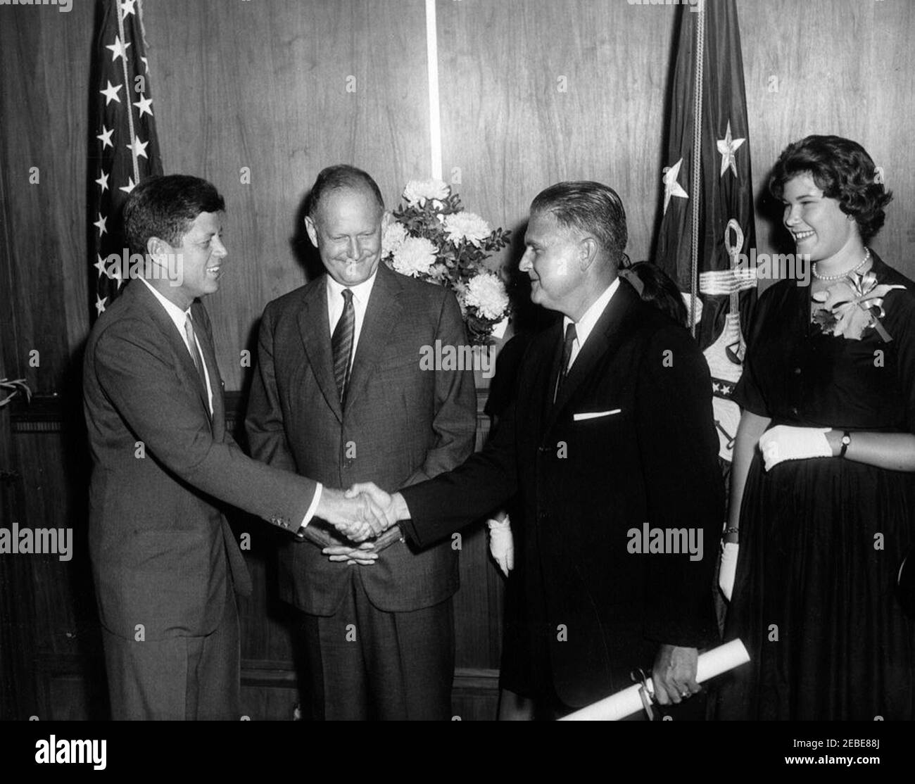 Cerimonia di giuramento, James J. Rowley, Direttore del Servizio Segreto, 10:37. Il presidente John F. Kennedy stringe le mani con il nuovo direttore del servizio segreto James J. Rowley alla cerimonia di giuramento del direttore Rawelyu2019 presso il Dipartimento del Tesoro di Washington, D.C. (L-R), il presidente John F. Kennedy; il segretario del Tesoro C. Douglas Dillon; il direttore Rowley; la figlia del direttore Roweyu2019 Claudia Rowley. Foto Stock
