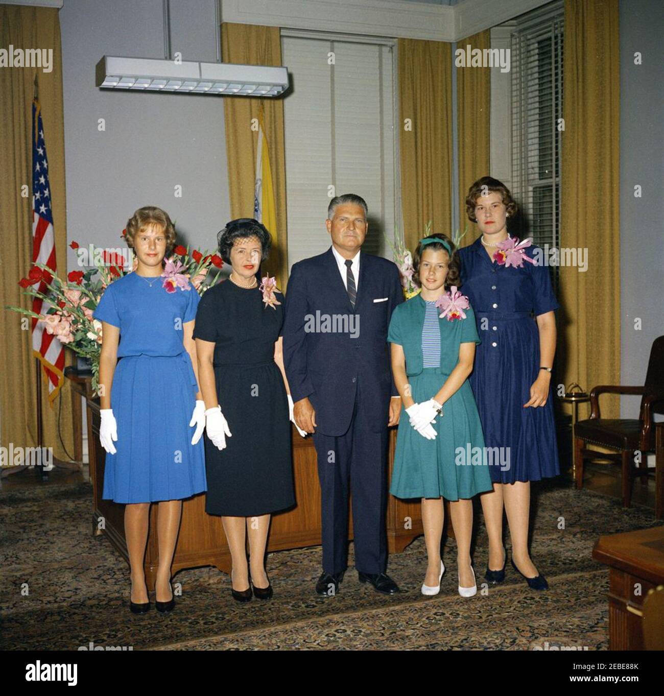 Cerimonia di giuramento, James J. Rowley, Direttore del Servizio Segreto, 10:37. Il direttore del servizio segreto James J. Rowley si leva in piedi con i membri della famiglia alla sua cerimonia di giuramento al reparto del Tesoro, Washington, D.C. (L-R) il direttore Rawleyu0027s figlia Linda Rowley; il direttore Rawleyu0027s moglie Mabel Rita Cluen Rowley; il direttore Rowley; il direttore Rawleyu0027s figlie Donna Rowley e Claudia Rowley. Foto Stock