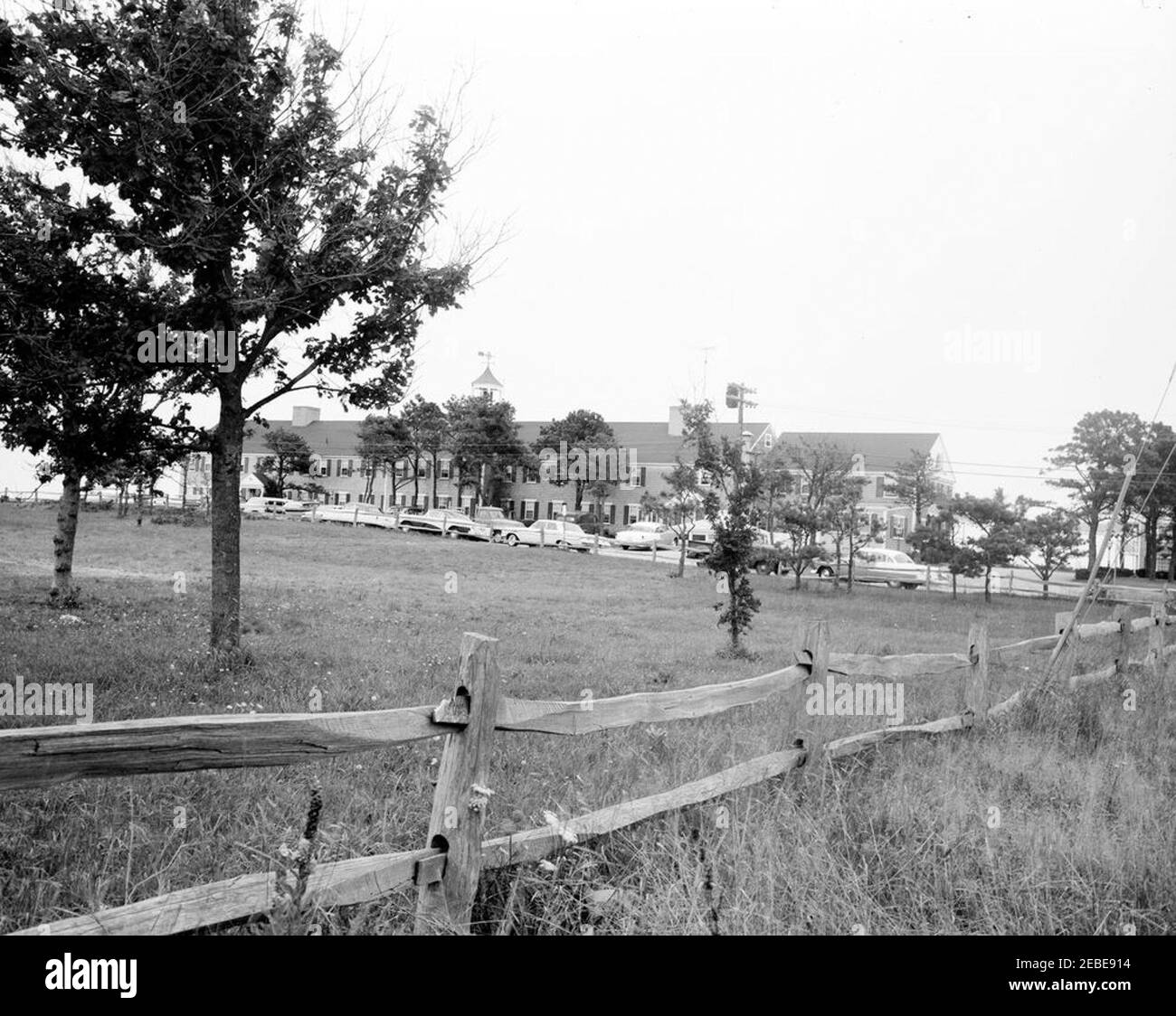White House Army Signal Agency (WHASA) personale e strutture, Cape Cod, Otis Air Force base, e a bordo di Marlin. ST190/61. Edificio a Hyannis Port, Massachusetts. [Fotografia di Harold Sellers] Foto Stock