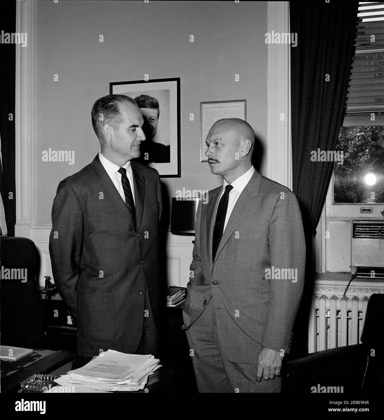 Direttore del cibo per la Pace George S. McGovern con Yul Brynner. Il Direttore dell'alimentazione per la Pace George McGovern incontra l'attore Yul Brynner, un membro dell'American Food for Peace Council, negli uffici dell'alimentazione per la Pace, Executive Office Building, Washington, D.C. Foto Stock