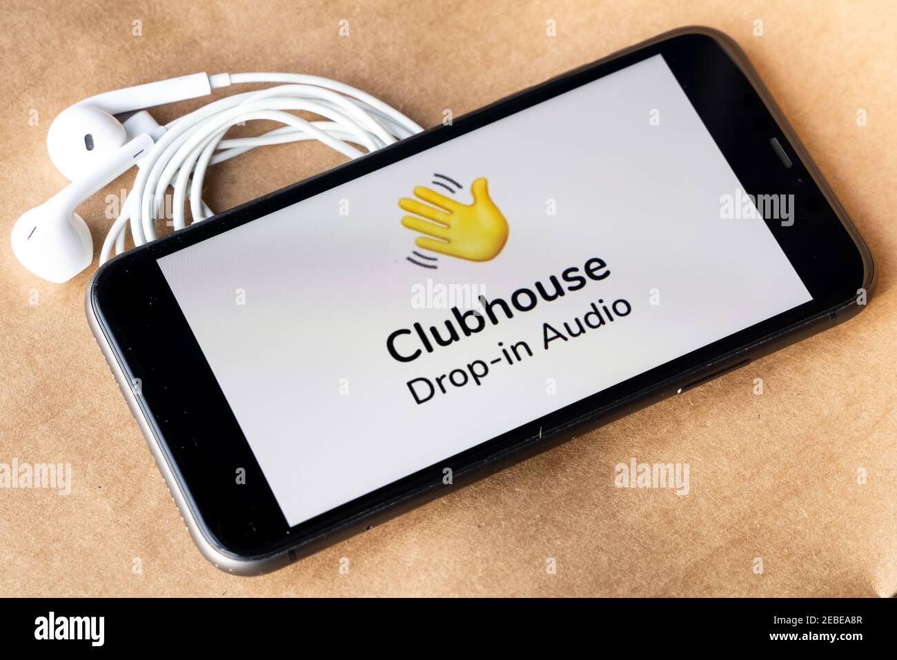 Vista dell'applicazione Clubhouse sullo smartphone, polemica 2021 che si nasconde dietro l'applicazione Social. Interruzione clubhouse nella visualizzazione dell'applicazione di chat audio Foto Stock
