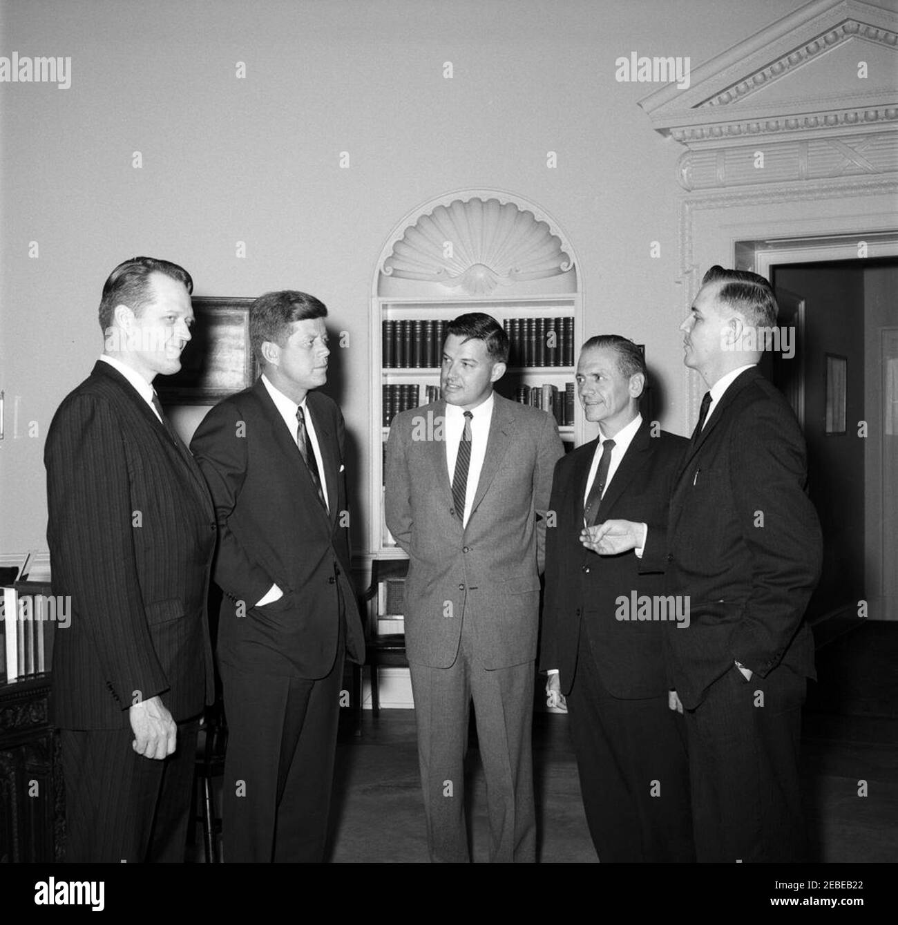 Incontro con i Senatori u0026 rappresentanti dell'Idaho u0026 Utah, 16:10. Il presidente John F. Kennedy incontra i senatori e i rappresentanti dell'Idaho e dello Utah. L-R: Rappresentante David S. King (Utah); Presidente Kennedy; Senatore Frank Church (Idaho); Senatore Frank E. Moss (Utah); Rappresentante Ralph R. Harding (Idaho). Ufficio ovale, Casa Bianca, Washington, D.C. Foto Stock