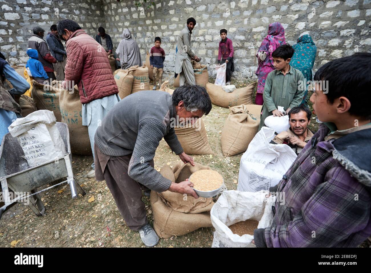 Distribuzione del grano in Pakistan Foto Stock
