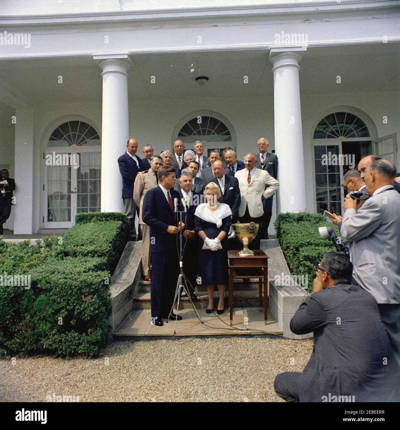 Presentazione del Trofeo Regatta della Coppa Presidentu0027s 1960, ore 12:06. Il presidente John F. Kennedy ha partecipato a una cerimonia di presentazione dei trofei per il vincitore della Regata della Coppa del Presidente 1960 nel Rose Garden, White House, Washington, D.C. Vincitore della Regata Charles u201cChucku201d Thompson si trova con sua moglie, Christine Thompson, leggermente dietro il presidente. Altri includono: Naval Aide al presidente Tazewell Shepard, Jr.; Raymond Bettmann e sua moglie (nome sconosciuto); John carter e sua moglie (nome sconosciuto); Roy Chalk; presidente del Presidentu2019s Cup Regatta Association EDW Foto Stock