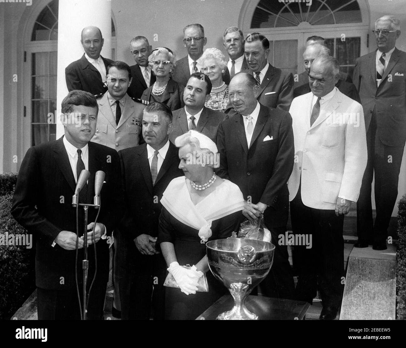 Presentazione del Trofeo Regatta della Coppa Presidentu0027s 1960, ore 12:06. Il presidente John F. Kennedy parla ad una cerimonia di presentazione del trofeo per la vincitrice della Regata della Coppa del 1960 Presidentu0027s nel Rose Garden, Casa Bianca, Washington, D.C. Vincitore della Regata, Charles u201cChucku201d Thompson, si trova con sua moglie, Christine Thompson, leggermente dietro il presidente. Altri includono: Naval Aide al presidente Tazewell Shepard, Jr.; Raymond Bettmann e sua moglie (nome sconosciuto); John carter e sua moglie (nome sconosciuto); Roy Chalk; presidente della Presidentu2019s Cup Regatta Association e Foto Stock