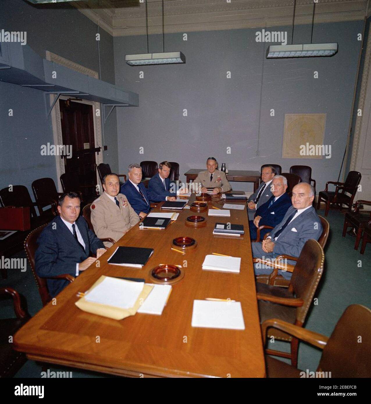Riunione del Gruppo speciale del Consiglio di sicurezza Nazionale (NSC) sulla lotta contro le insurrezioni. I membri del National Security Council (NSC) Special Group on Counter-insurgency (ci) si riuniscono nell'edificio dell'Ufficio esecutivo di Washington, D.C. seduti al tavolo (in senso orario dall'alto): Presidente del Gruppo Speciale e Presidente dei Capi congiunti del personale, Generale Maxwell D. Taylor; Vice Segretario della Difesa, Roswell L. Gilpatric; Direttore della Central Intelligence Agency (CIA), John McCone; Amministratore dell'Agenzia per lo sviluppo Internazionale (AID), Fowler Hamilton; Direttore delle informazioni degli Stati Uniti Foto Stock