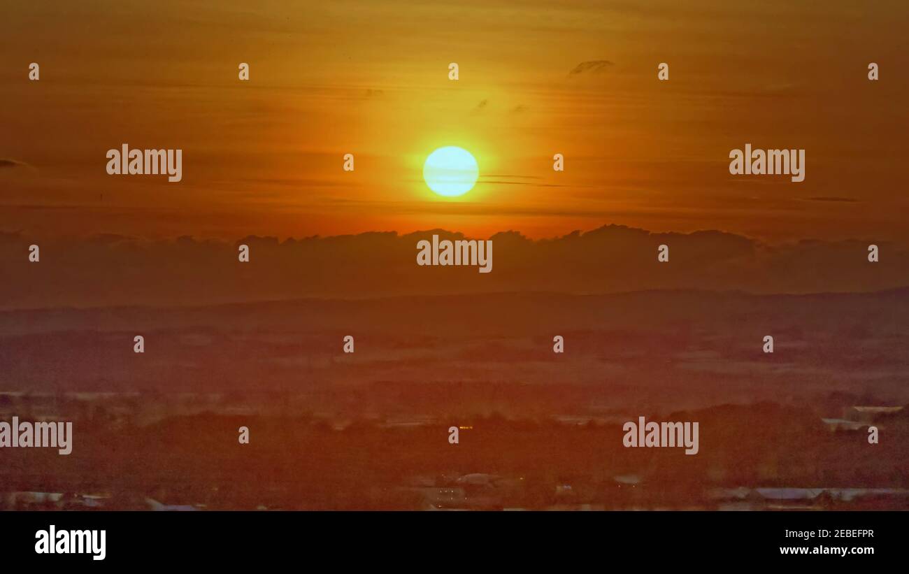 Glasgow, Scozia, Regno Unito. 12 febbraio, 2021, Regno Unito Meteo: Freddo partenza ha visto la neve trasformare la città in una cartolina fotografica in una giornata di sole luminoso come un tramonto rosso sparso sopra l'ovest sotto culo nevoso. Credit: Gerard Ferry/Alamy Live News Foto Stock