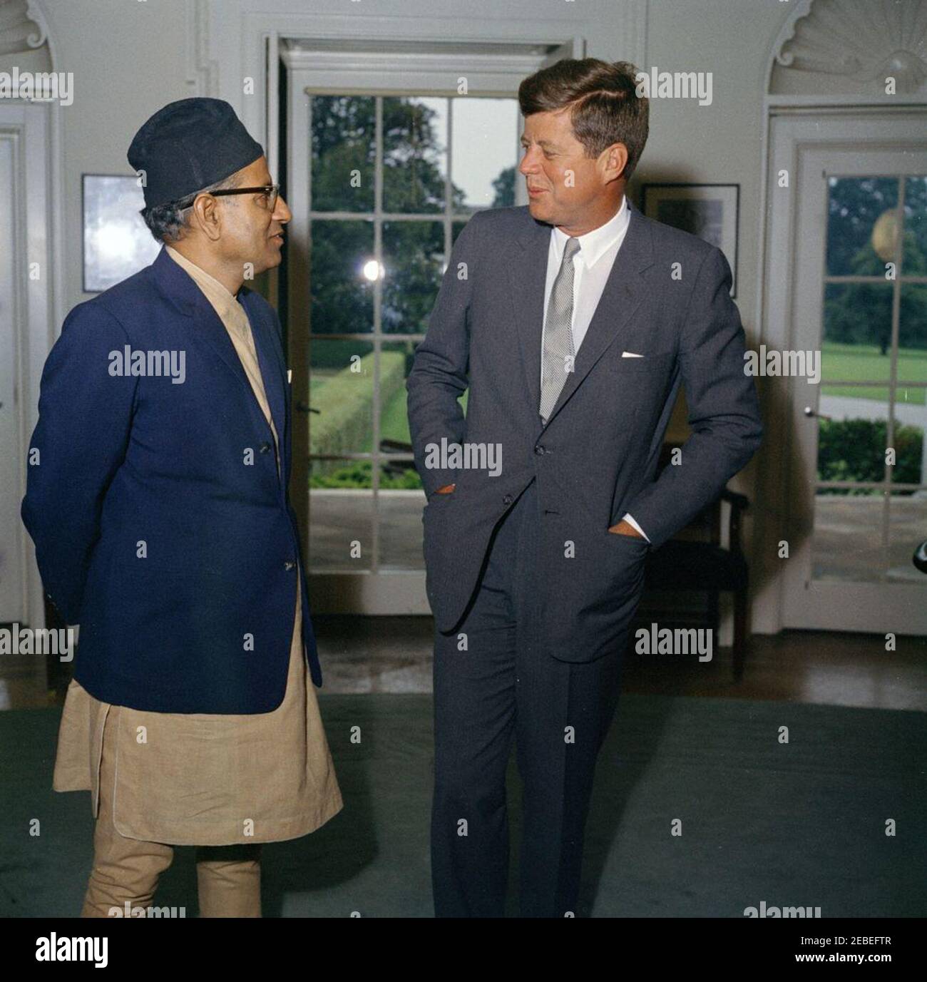 Incontro con l'Ambasciatore del Nepal, Matrika Prasad Koirala, 10:25. Il Presidente John F. Kennedy incontra l'Ambasciatore del Nepal Matrika Prasad Koirala nell'Ufficio ovale della Casa Bianca, Washington, D.C. Foto Stock