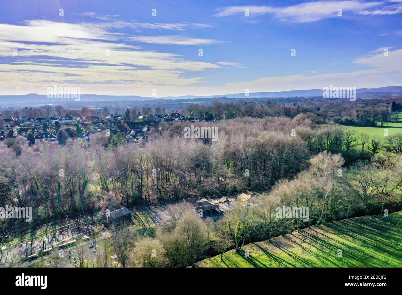 Drone shot di un piccolo villaggio rurale nel Sussex occidentale, Inghilterra Foto Stock
