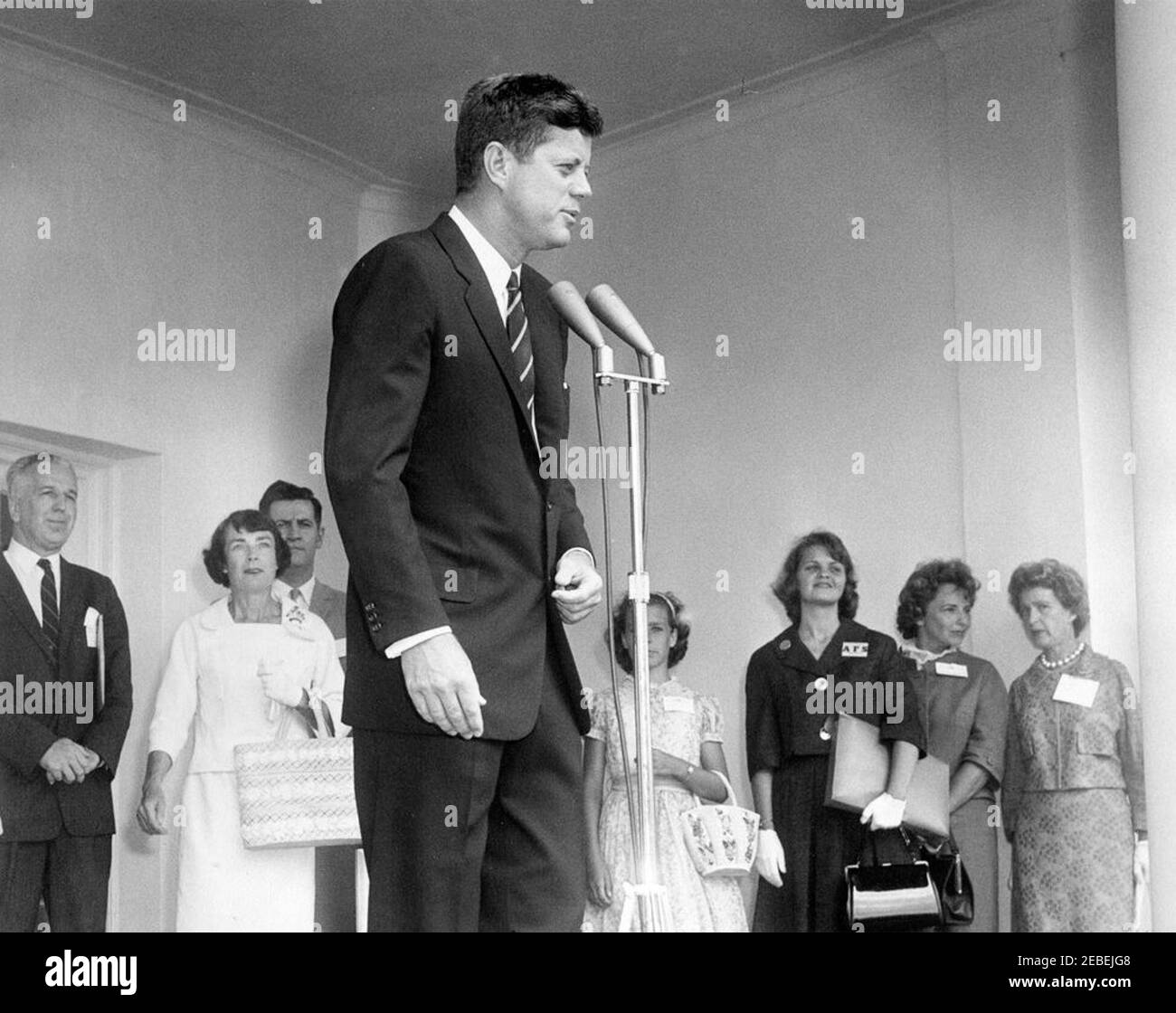 Visita degli studenti dell'American Field Service (AFS) alle 10:00. Il presidente John F. Kennedy fa commenti agli studenti del Field Service americano. Presidente Kennedy; altri non identificati. Rose Garden, Casa Bianca, Washington, D.C. Foto Stock