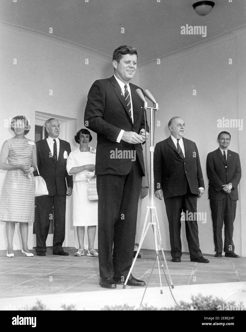 Visita degli studenti dell'American Field Service (AFS) alle 10:00. Il presidente John F. Kennedy fa commenti agli studenti del Field Service americano. Presidente Kennedy; altri non identificati. Rose Garden, Casa Bianca, Washington, D.C. Foto Stock
