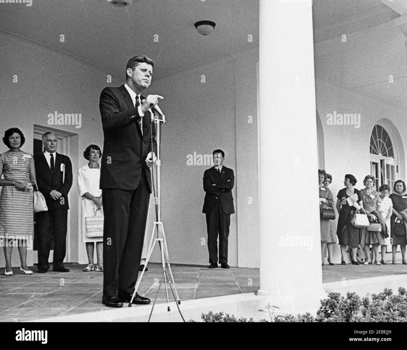 Visita degli studenti dell'American Field Service (AFS) alle 10:00. Il presidente John F. Kennedy fa commenti agli studenti del Field Service americano. Presidente Kennedy; altri non identificati. Rose Garden, Casa Bianca, Washington, D.C. Foto Stock