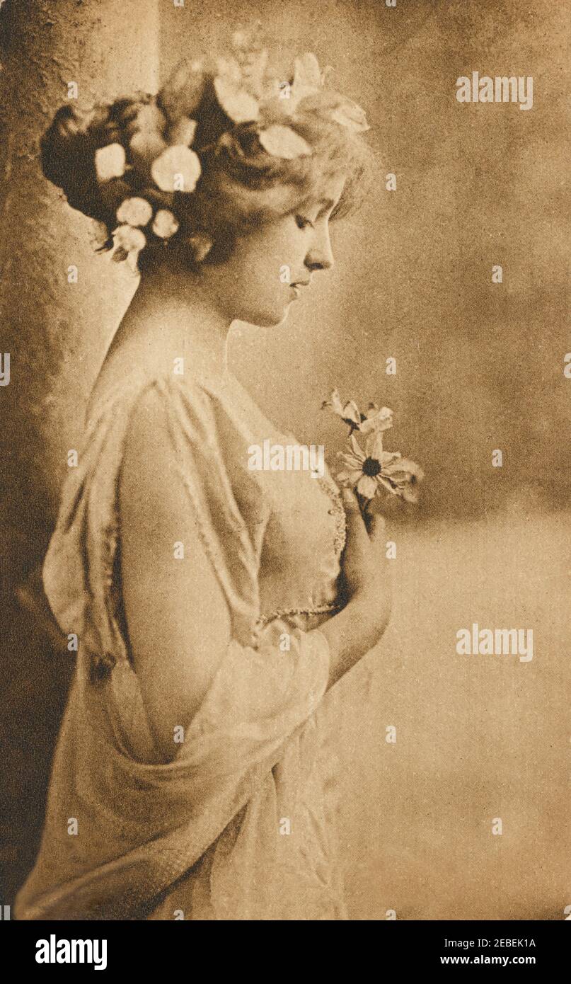 Attrice americana Alice Joyce, Ritratto pubblicitario a mezza lunghezza, Kalem Stock Company, cartolina, 1910's. Foto Stock