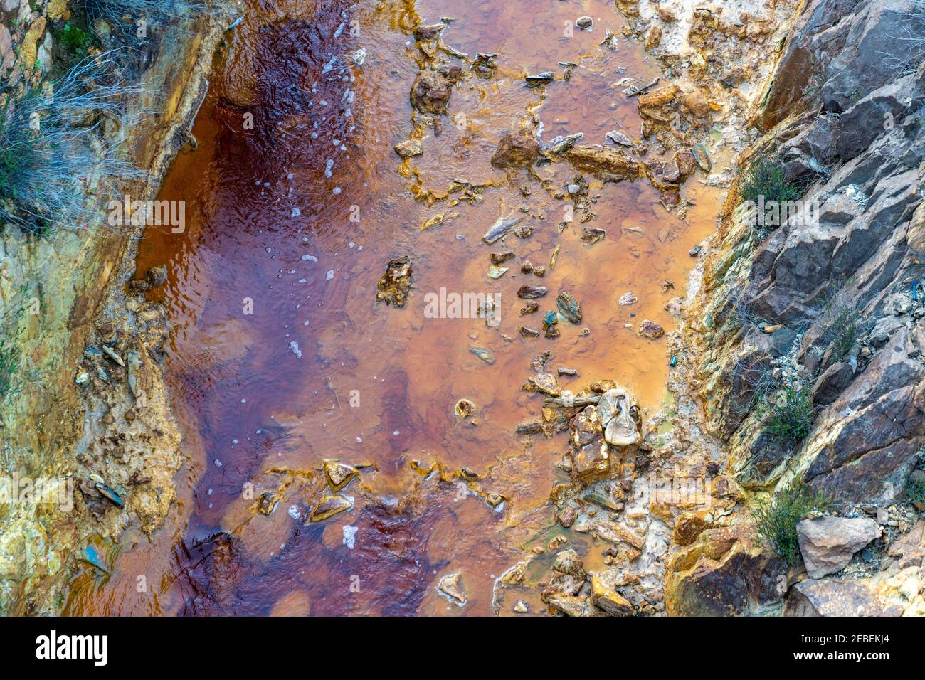 Vista dall'alto sul letto del fiume Rio Tinto nella vecchie miniere con colorati depositi di ferro e rame Foto Stock