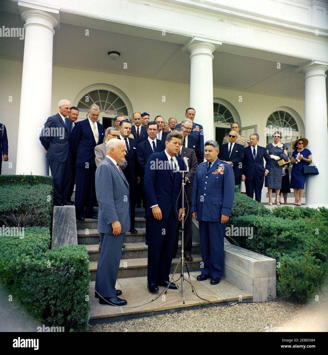 Cerimonia di giuramento, Capo di Stato maggiore dell'Aeronautica militare degli Stati Uniti, Gen. Curtis E. LeMay, 15:15. Cerimonia di giuramento del generale Curtis LeMay come Capo di Stato maggiore dell'Aeronautica militare degli Stati Uniti. Prima fila (L-R): Segretario dell'Aeronautica Eugene M. Zuckert, Presidente John F. Kennedy, Vice Presidente Lyndon B. Johnson e Generale LeMay. Seconda fila (L-R): Senatore Dennis Chu00e1vez (nuovo Messico), senatore Howard W. Cannon (Nevada), membro del Congresso George H. Mahon (Texas), e membro del Congresso Overton Brooks (Louisiana). File posteriori (L-R): Due uomini non identificati, Senatore Stuart Symington (Missouri), Comandante o Foto Stock