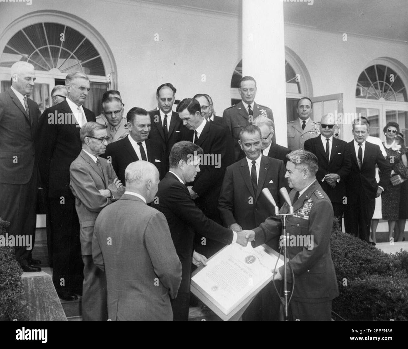 Cerimonia di giuramento, Capo di Stato maggiore dell'Aeronautica militare degli Stati Uniti, Gen. Curtis E. LeMay, 15:15. Cerimonia di giuramento del generale Curtis LeMay come Capo di Stato maggiore dell'Aeronautica militare degli Stati Uniti. Prima fila (L-R): Segretario dell'Aeronautica Eugene M. Zuckert, Presidente John F. Kennedy, Vice Presidente Lyndon B. Johnson e Generale LeMay. Seconda fila (L-R): Senatore Dennis Chu00e1vez (nuovo Messico), senatore Howard W. Cannon (Nevada), membro del Congresso George H. Mahon (Texas), e membro del Congresso Overton Brooks (Louisiana). File posteriori (L-R): Uomo non identificato, Senatore Stuart Symington (Missouri), Comandante di Th Foto Stock