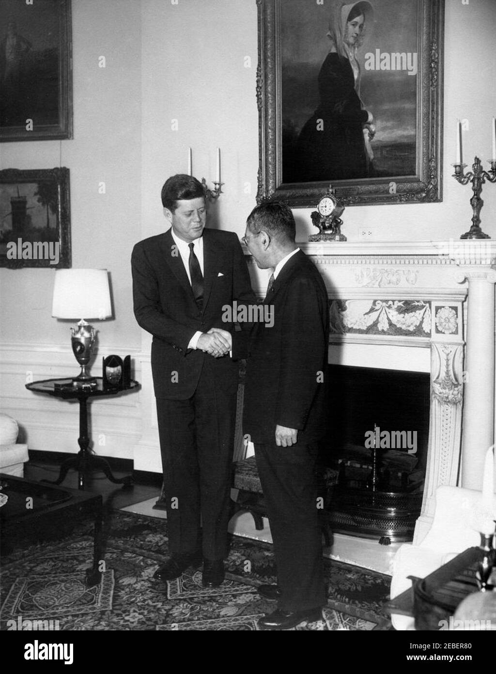 Il primo ministro giapponese Hayato Ikeda rivolge un saluto al presidente, alle 8:45. Il primo ministro giapponese Hayato Ikeda rivolge un appello di addio al presidente John F. Kennedy. Camera ovale gialla, Casa Bianca, Washington, D.C. Foto Stock