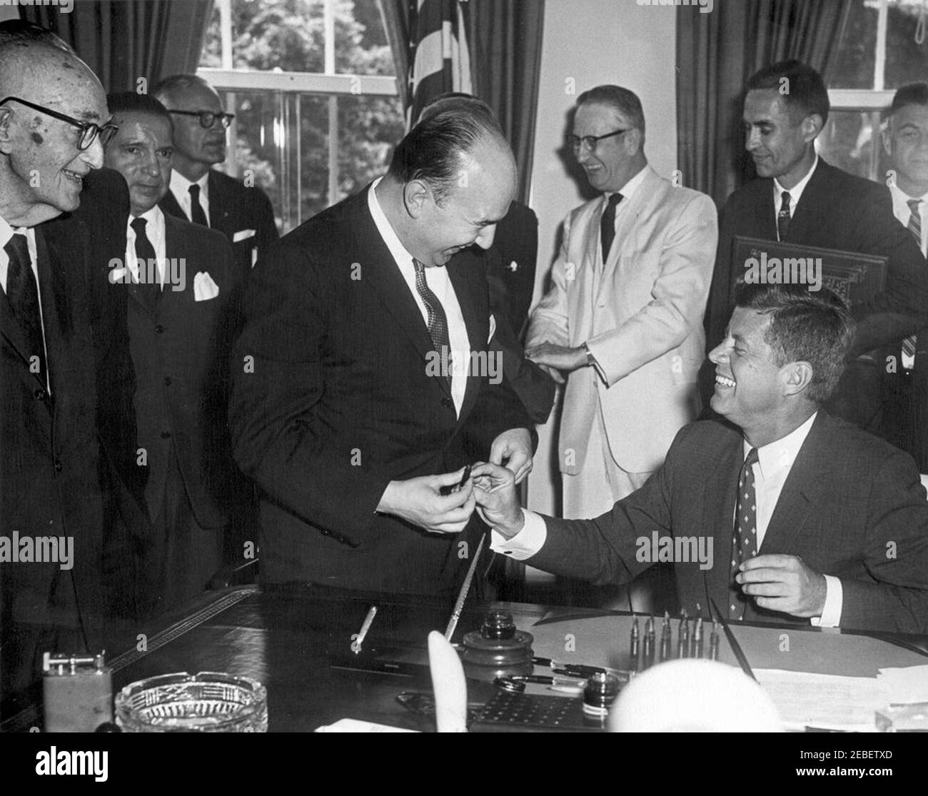 Firma del Social Progress Trust Fund Agreement con la Banca interamericana di sviluppo, 12:14. Firma dell'accordo Social Progress Trust Fund con la Banca interamericana di sviluppo. (L-R) Senatore Carl Hayden (Arizona); Josu00e9 Mora, Segretario Generale dell'Organizzazione degli Stati americani (OAS); uomo non identificato; Felipe Herrera, Presidente della Banca interamericana di sviluppo; Congressman otto E. Passman (Louisiana); uomo non identificato; ed Edwin M. Martin, Segretario aggiunto di Stato per gli affari economici. Al banco c'è il presidente John F. Kennedy. Ufficio ovale, Casa Bianca, Wa Foto Stock