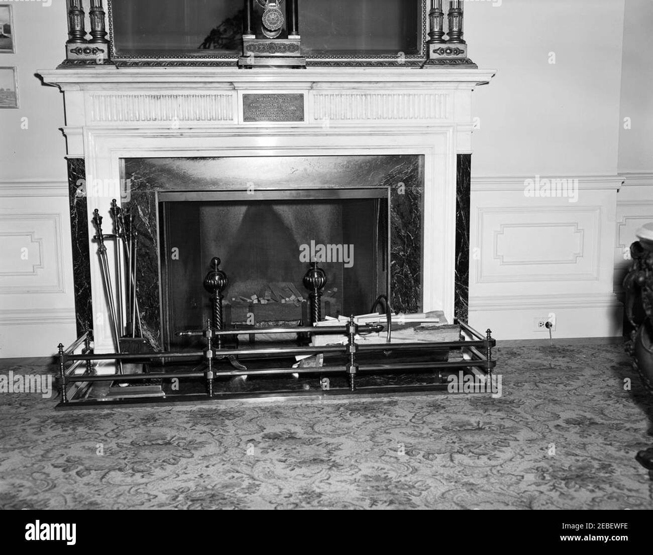 Mobili e mobili per la Casa Bianca, compresi argenteria, sedie, tavoli, ecc. Arredamento Casa Bianca. Caminetto e utensili. Lapide sul mantel legge, u201cIn questa stanza Abraham Lincoln ha firmato la proclamazione di emancipazione del 1 gennaio 1863 in cui quattro milioni di schiavi sono stati dati la loro libertà e schiavitù per sempre proibiti in questi Stati Uniti.u201d Lincoln Camera da letto, Casa Bianca, Washington, D.C. Foto Stock