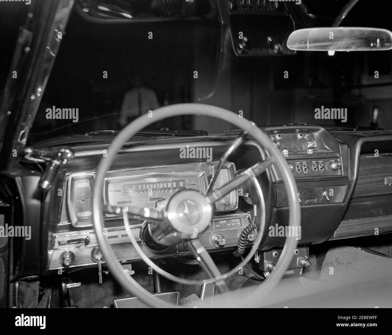 Installazione di attrezzature della White House Army Signal Agency (WHASA) in una nuova limousine. Installazione di apparecchiature della White House Army Signal Agency (WHASA) nel cruscotto della nuova limousine presidenziale Lincoln-Mercury Continental. [Fotografia di Harold Sellers] Foto Stock