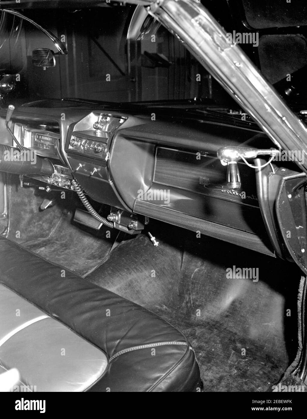 Installazione di attrezzature della White House Army Signal Agency (WHASA) in una nuova limousine. Installazione di apparecchiature della White House Army Signal Agency (WHASA) nel cruscotto della nuova limousine presidenziale Lincoln-Mercury Continental. [Fotografia di Harold Sellers] Foto Stock