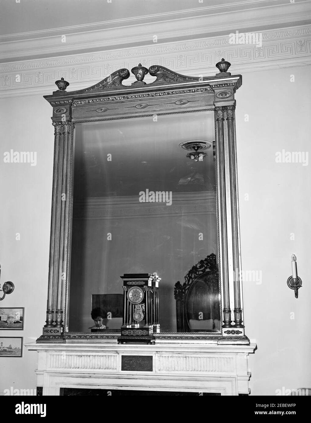 Mobili e mobili per la Casa Bianca, compresi argenteria, sedie, tavoli, ecc. Arredamento Casa Bianca. Specchio a parete sopra la mensa in marmo nella camera da letto Lincoln. La targa sul mantello recita, u201cIn questa stanza Abramo Lincoln firmò la proclamazione dell'emancipazione del 1° gennaio, 1863 in cui quattro milioni di schiavi sono stati dati la loro libertà e schiavitù per sempre proibiti in questi Stati Uniti.u201d l'orologio portico francese sul mantello è stato acquistato sotto il presidente Andrew Jackson e utilizzato sul mantello nel presidente Abraham Lincolnu2019s ufficio. A sinistra del castello sono due dipinti, Foto Stock