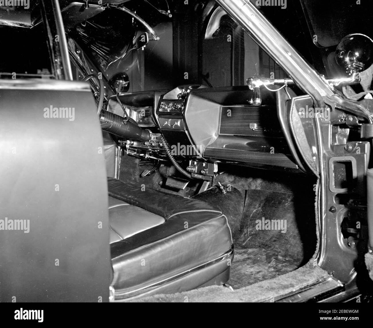 Installazione di attrezzature della White House Army Signal Agency (WHASA) in una nuova limousine. Installazione di apparecchiature della White House Army Signal Agency (WHASA) nel cruscotto della nuova limousine presidenziale Lincoln-Mercury Continental. [Fotografia di Harold Sellers] Foto Stock