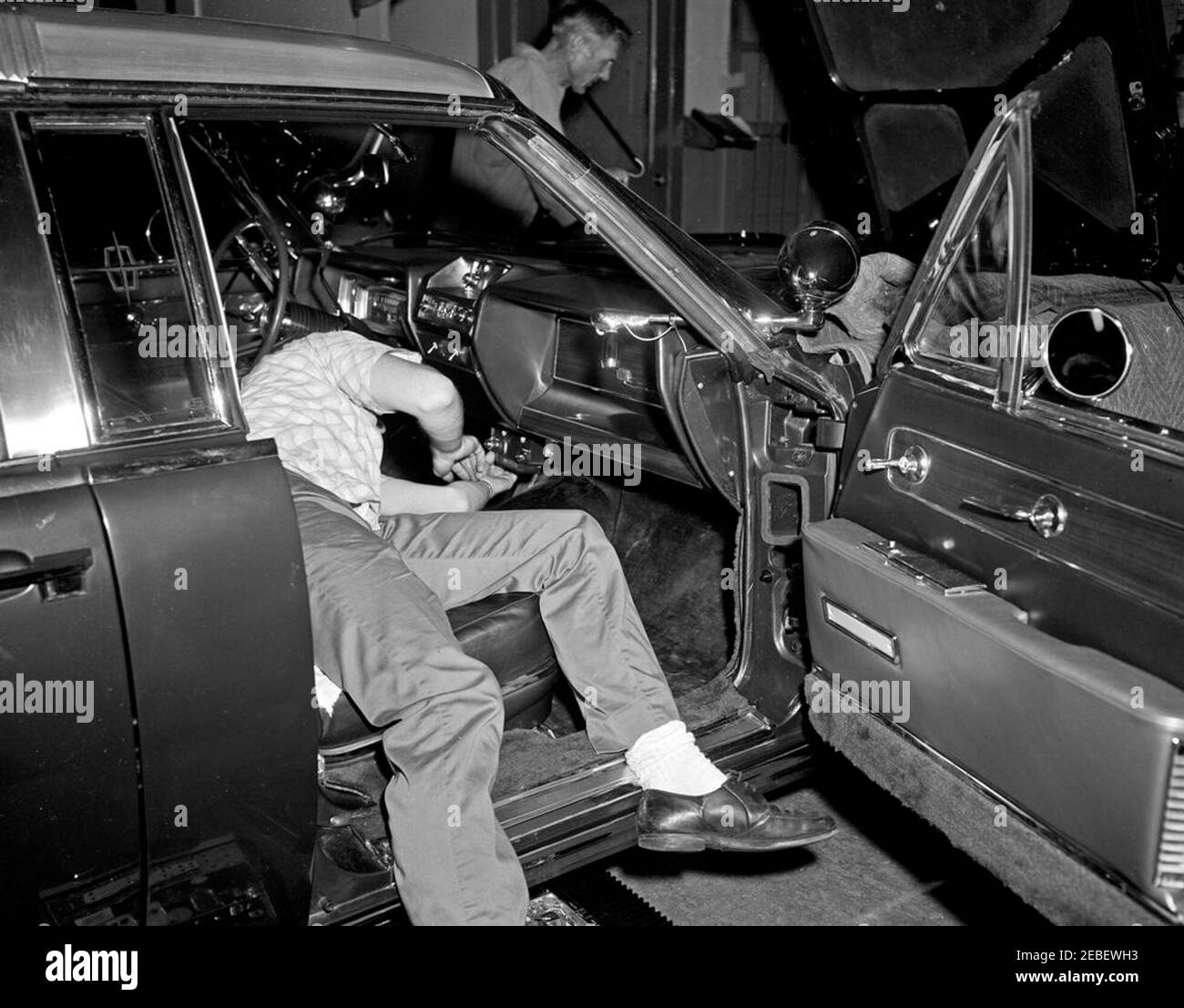 Installazione di attrezzature della White House Army Signal Agency (WHASA) in una nuova limousine. Due uomini non identificati lavorano all'installazione di apparecchiature della White House Army Signal Agency (WHASA) nel cruscotto della nuova limousine presidenziale Lincoln-Mercury Continental. [Fotografia di Harold Sellers] Foto Stock