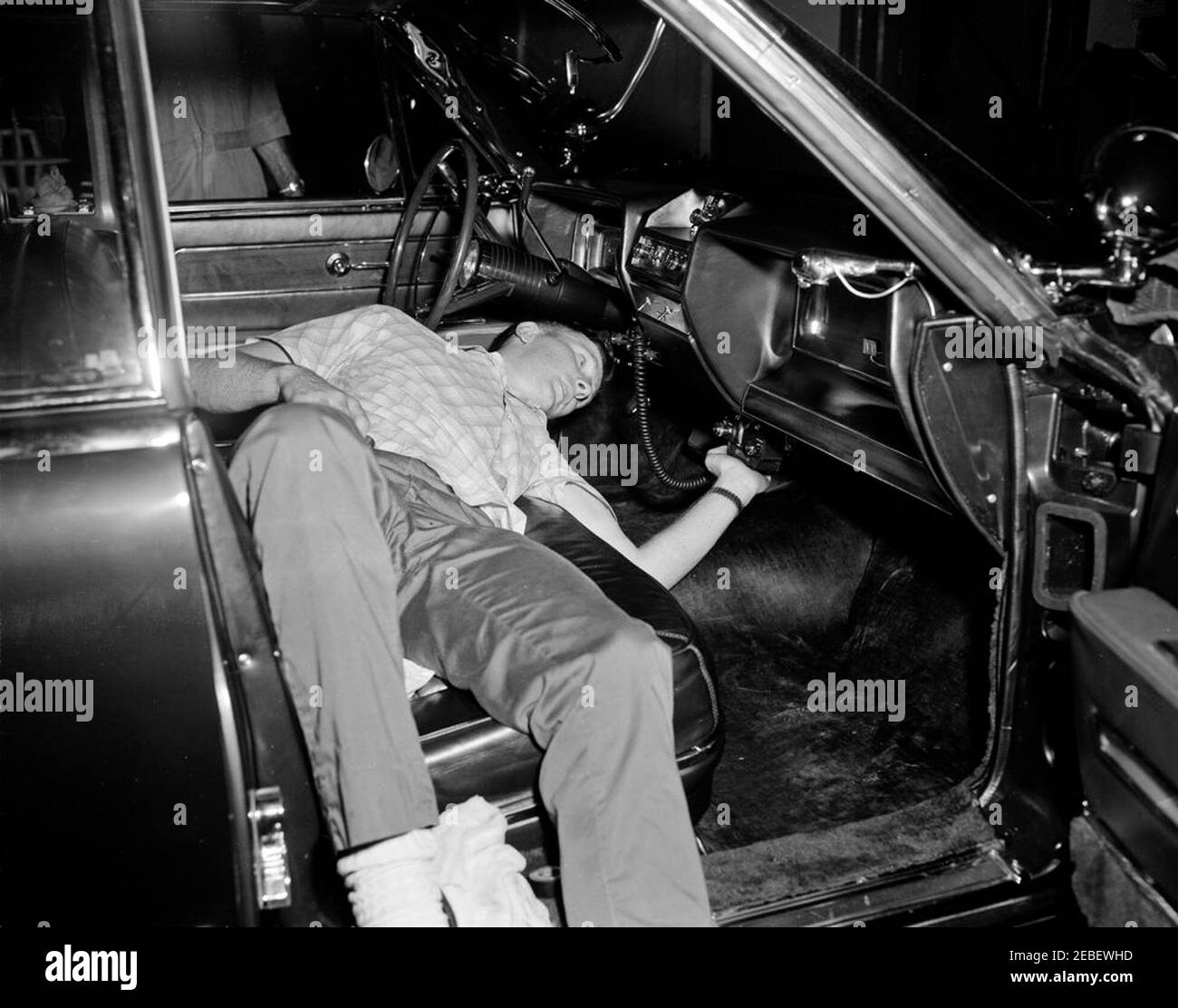 Installazione di attrezzature della White House Army Signal Agency (WHASA) in una nuova limousine. Due uomini non identificati lavorano all'installazione di apparecchiature della White House Army Signal Agency (WHASA) nel cruscotto della nuova limousine presidenziale Lincoln-Mercury Continental. [Fotografia di Harold Sellers] Foto Stock