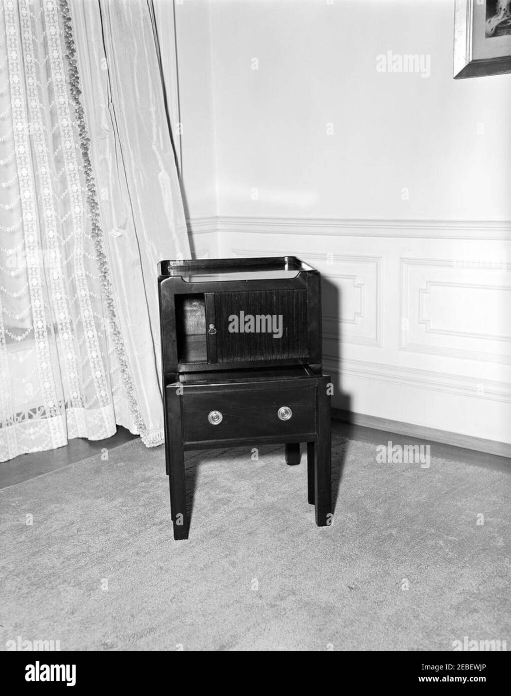 Mobili e mobili per la Casa Bianca, compresi argenteria, sedie, tavoli, ecc. Mobili e mobili della Casa Bianca. Tavolino con porta scorrevole e cassetto. White House, Washington, D.C. Foto Stock