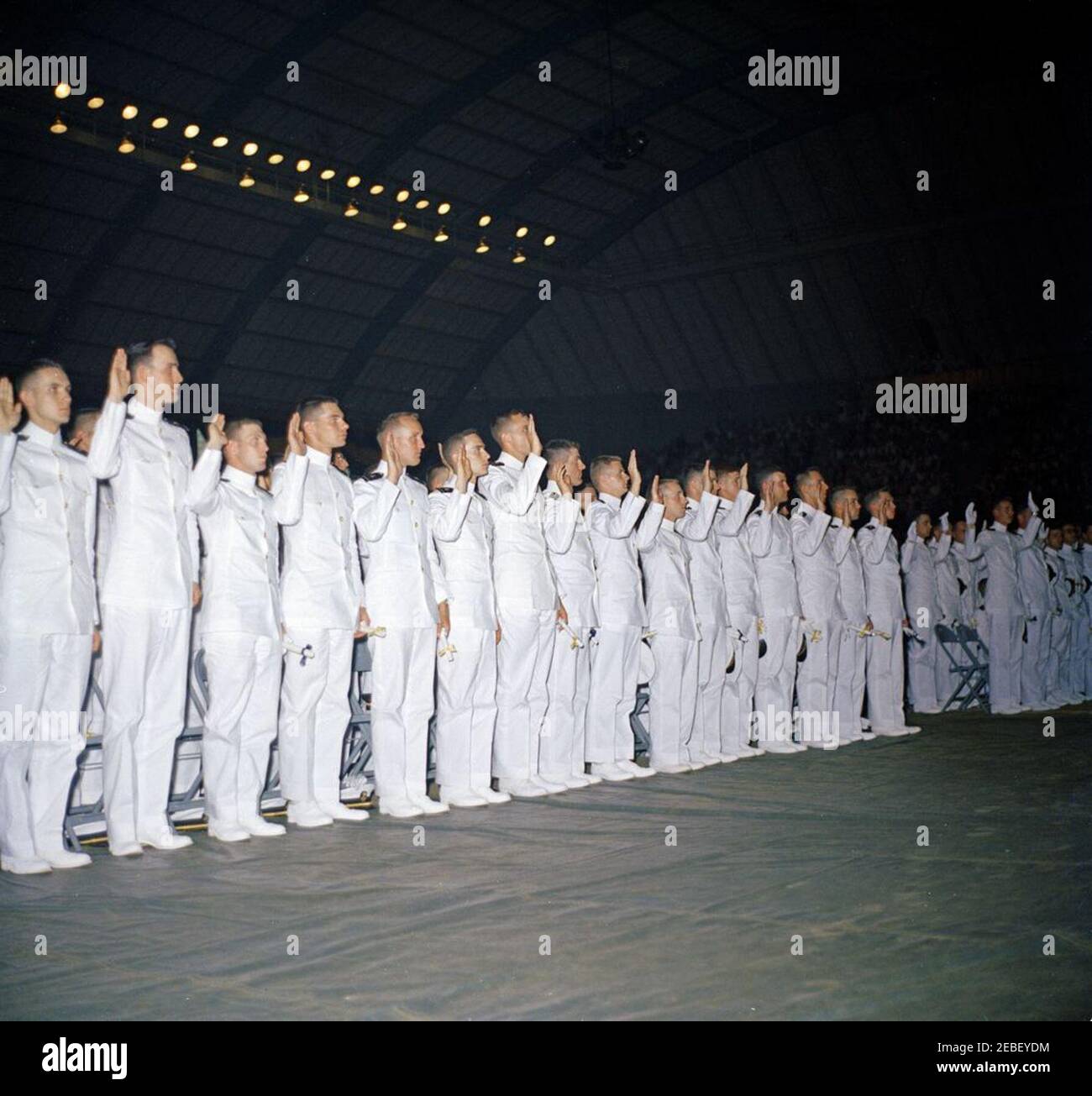 Indirizzo di inizio alla US Naval Academy, Annapolis, Maryland, 11:04. I cadetti sono commissionati durante la cerimonia di inizio della United States Naval Academy, Annapolis, Maryland.rnrn Foto Stock