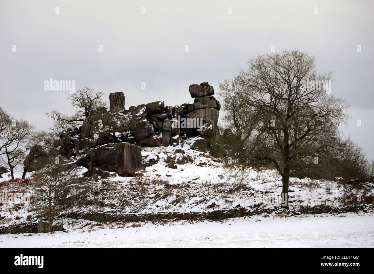 Massi di pietra gritstone di Robin Hoods Stride visto da Cliff Lane Foto Stock