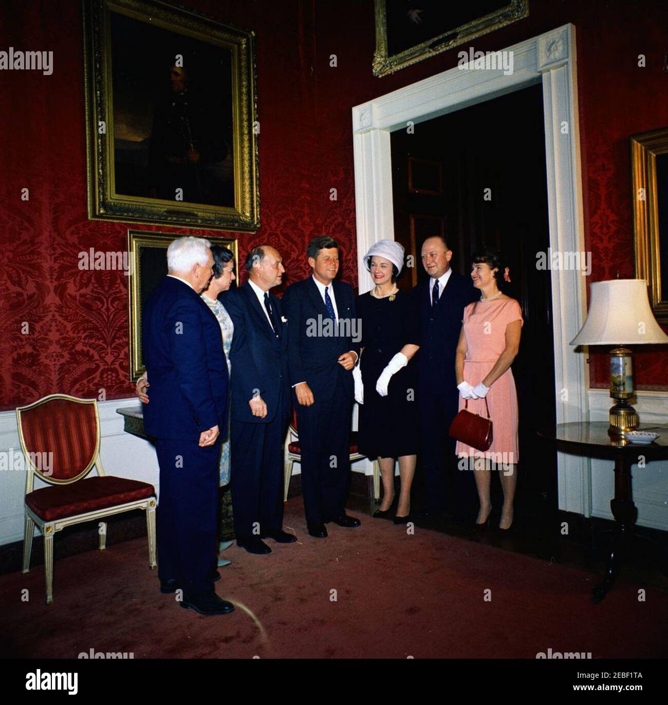 Visita dei membri del Comitato democratico, 15:35. Il presidente John F. Kennedy incontra i membri del Comitato Nazionale Democratico (DNC) in merito alla prossima cena di compleanno per la raccolta di fondi per il presidente Kennedy. L-R: Tesoriere del DNC, Matthew H. McCloskey; non identificato; Presidente del DNC, John M. Bailey; Presidente John F. Kennedy; Vice-Presidente del DNC, Margaret B. Price; non identificato; Jane Wheeler, co-presidente di raccolta fondi per cena (presieduto da Ralph Webb Gardner). Red Room, Casa Bianca, Washington, D.C. Foto Stock