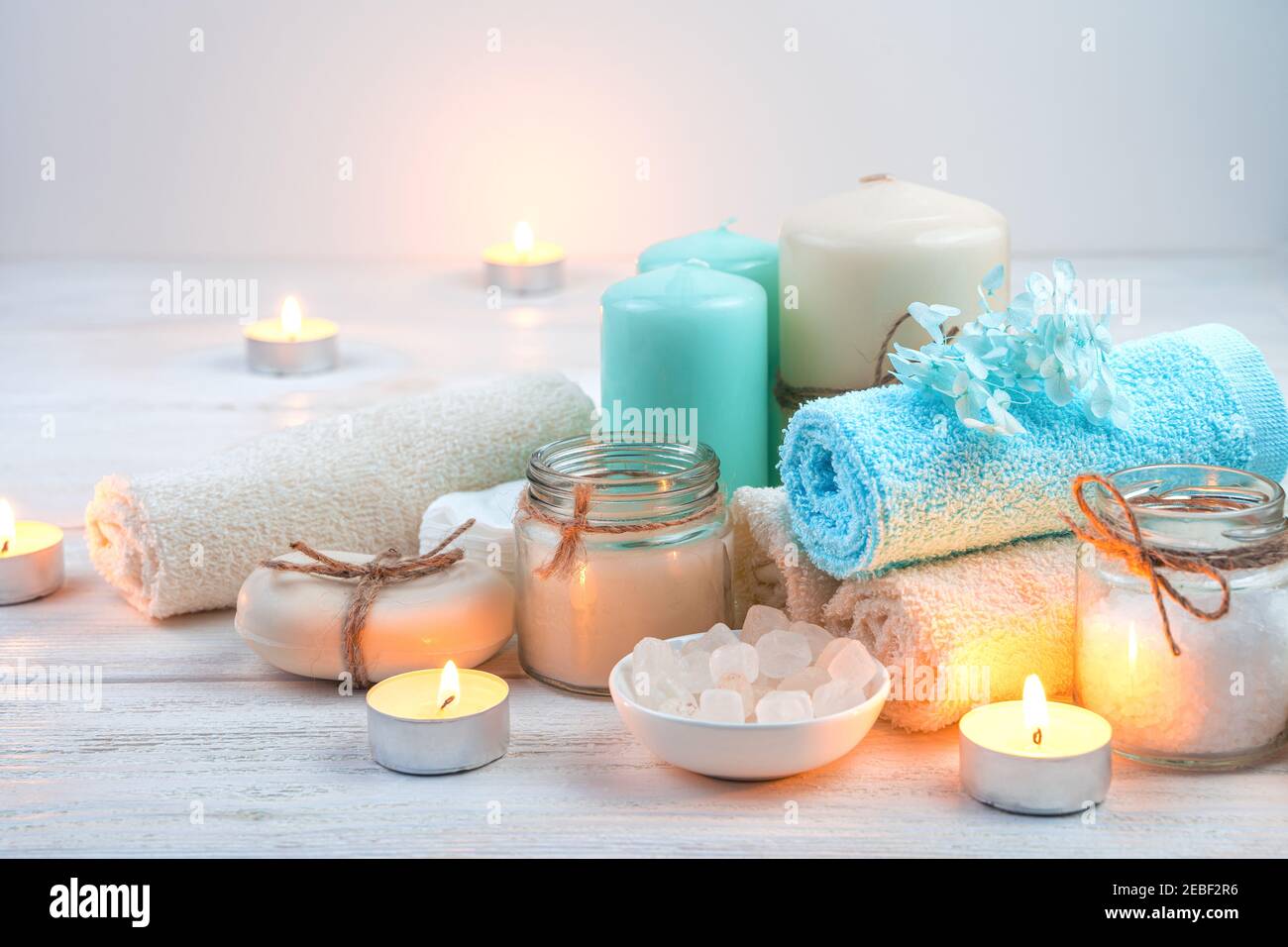 Splendido centro benessere con candele su uno sfondo chiaro Foto stock -  Alamy