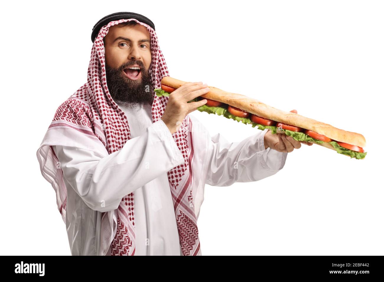 Felice uomo arabo che mangia un lungo sandwich baguette isolato sopra sfondo bianco Foto Stock