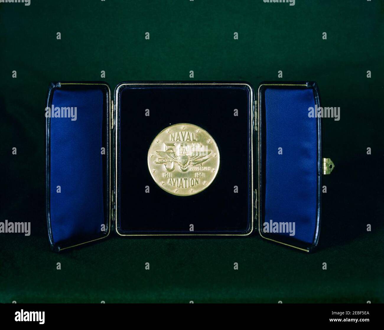 Presentazione di una medaglia d'oro per commemorare il 50° anniversario dell'aviazione navale al presidente Kennedy, alle 17:15. Medaglia d'oro per commemorare il 50 ° anniversario della Naval Aviation, presentata al presidente John F. Kennedy da Frank G. Jameson, presidente della Navy League; Obverse. Foto Stock