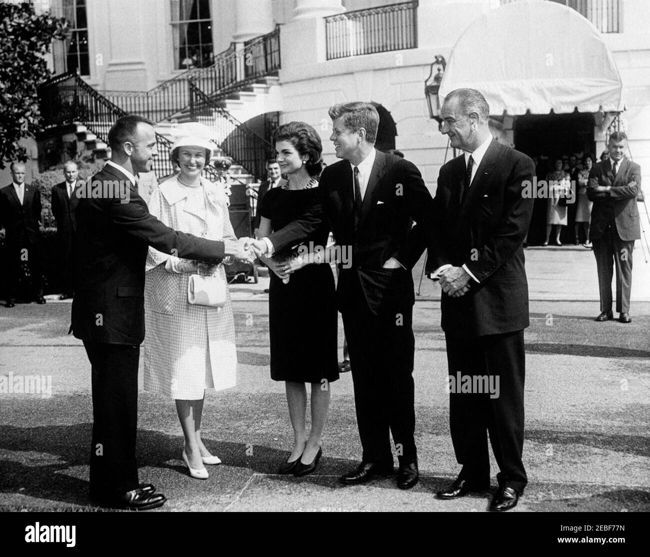 Presentazione della NASA (National Aeronautics and Space Administration) Distinguished Service Medal (DSM) all'astronauta CMdR. Alan B. Shepard, Jr., 10:00. Il presidente John F. Kennedy, la First Lady Jacqueline Kennedy, e il vice presidente Lyndon B. Johnson salutano il comandante dell'astronauta Alan B. Shepard, Jr., e sua moglie, Louise Brewer Shepard, quando arrivano per la cerimonia di presentazione della National Aeronautics and Space Administration (NASA), la Medaglia di Servizio al comandante Shepard. L'astronauta tenente colonnello John H. Glenn, Jr. Si trova all'estrema sinistra; il segretario alla stampa Pierre Salinger si trova al mio posto Foto Stock