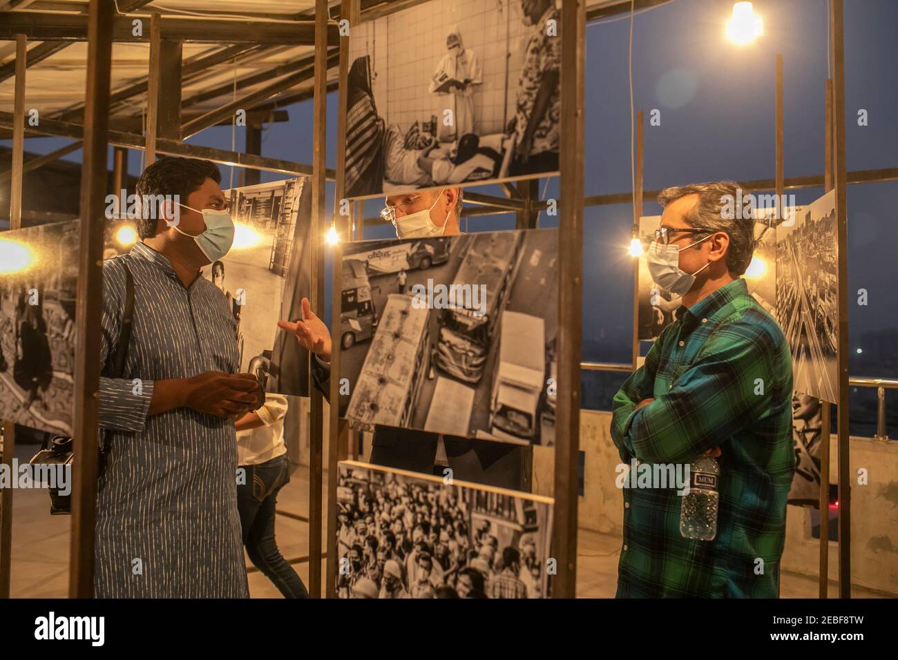 Direttore del Festival, ASM Rezaur Rahman (R) con Mahmud Hossain Opu (ospite L) e ospite visto durante l'inaugurazione del festival delle mostre Chobi Mela, cui hanno partecipato fotografi e una discussione introduttiva sulle mostre della nuova galleria di Drik a Panthapath. Foto Stock