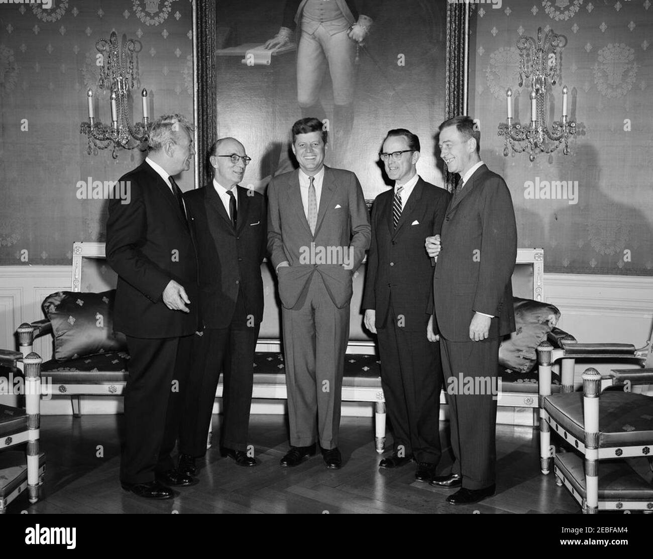 Congressional Coffee Hour (Senato), 18:00. Congressional Coffee Hour (Senato). L-R: Senatore Everett Dirksen (Illinois); senatore Bourke B. Hickenlooper (Iowa); presidente John F. Kennedy; senatore Philip A. Hart (Michigan); senatore Clifford P. Case (New Jersey). Camera Blu, Casa Bianca, Washington, D.C. Foto Stock