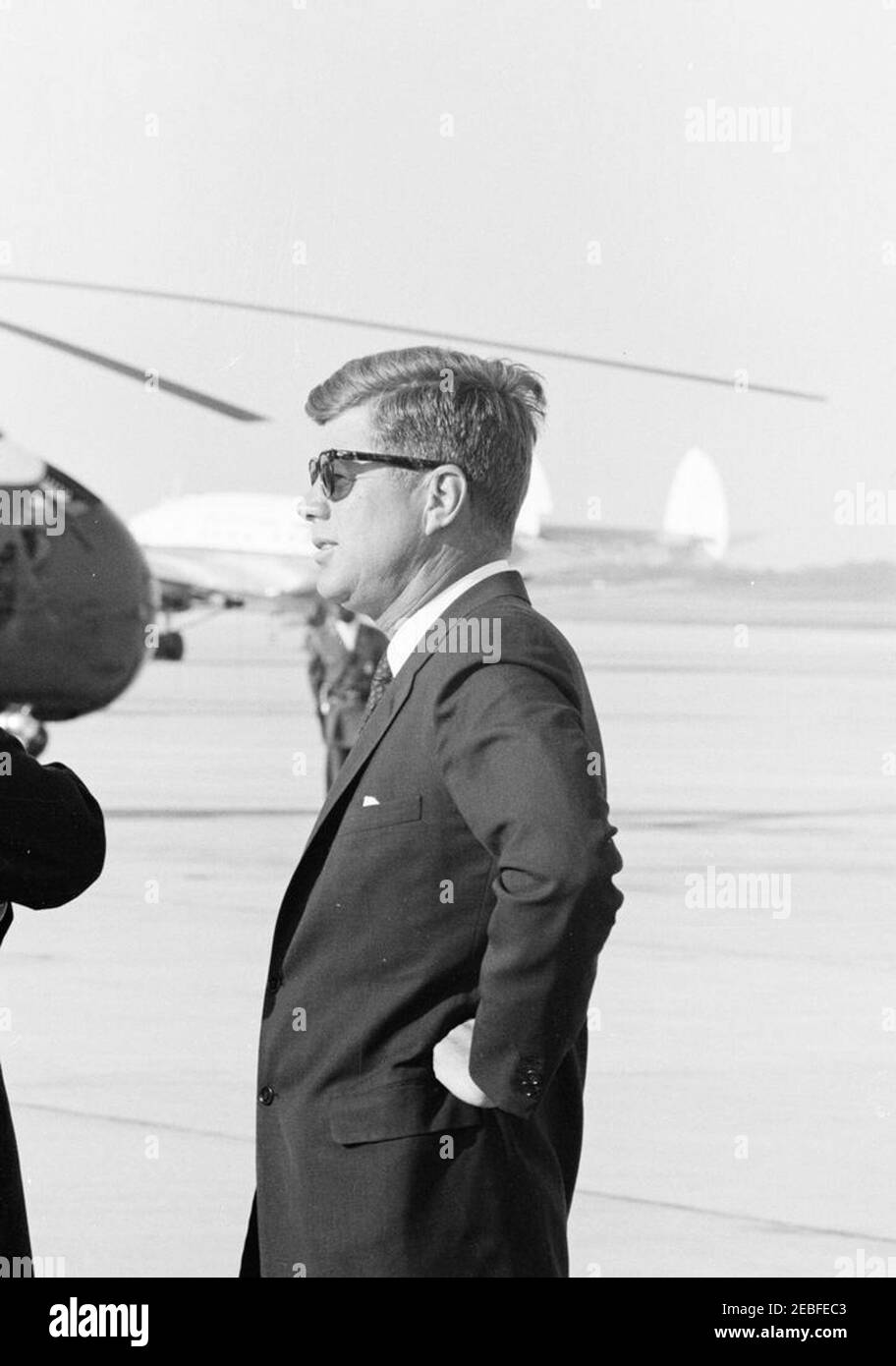 Cerimonie di arrivo per Harold Macmillan, primo ministro della Gran Bretagna, 16:50. Il presidente John F. Kennedy (indossando gli occhiali da sole) partecipa alle cerimonie di arrivo in onore del primo ministro della Gran Bretagna, Harold Macmillan. Andrews Air Force base, Maryland. Foto Stock