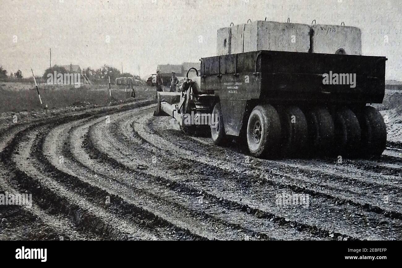 Una prima fotografia della stampa che mostra la posa di una nuova strada durante il boom edilizio post-seconda guerra mondiale. Foto Stock