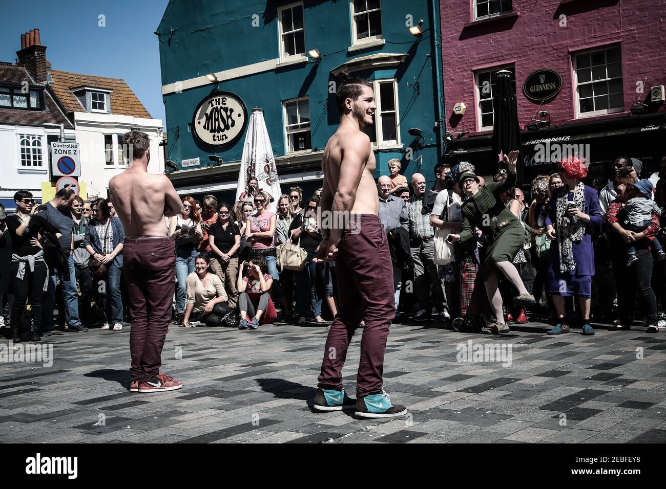 Artisti di strada al festival Fringe 2015 di Brighton Foto Stock