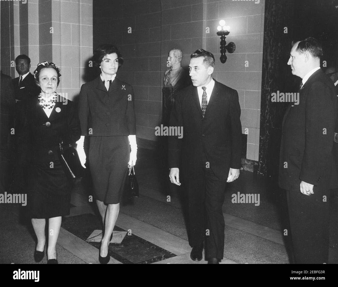 Indirizzo al Pan American Union Building, 10:53. Prima Lady Jacqueline Kennedy e altri arrivano al Pan American Union Building a Washington, D.C. per il discorso del presidente John F. Kennedyu0027s alla sessione protocolaria del Consiglio dell'Organizzazione degli Stati americani. Foto Stock