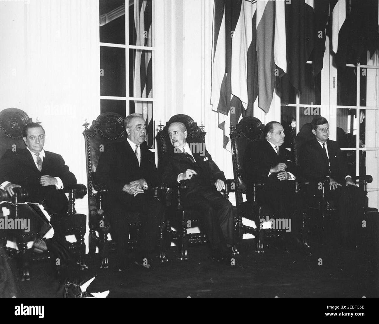 Indirizzo al Pan American Union Building, 10:53. Il presidente John F. Kennedy ha preso parte con rappresentanti dell'Organizzazione degli Stati americani (OAS) durante la sessione protocolaria del Consiglio dell'OAS presso il Pan American Union Building di Washington, D.C. Rappresentante dell'OAS Vicente Su00e1nchez Gavito del Messico; non identificato; Rappresentante dell'OAS Juan Bautista Lavalle del Perù; Rappresentante dell'OAS Guillermo Sevilla Sacasa del Nicaragua; Presidente Kennedy. Foto Stock