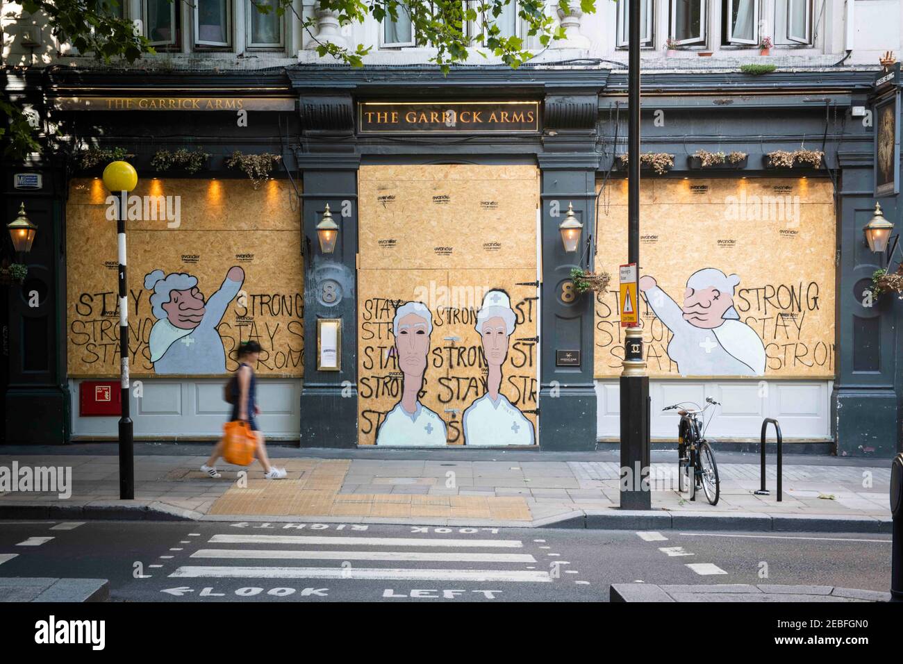 Vista delle armi Garrick, chiuse e salite a causa della pandemia di Coronavirus su Charing Cross Road, Londra. Data immagine: Giovedì 25 giugno 2020. Il credito fotografico dovrebbe essere: David Jensen/EMPICS Entertainment Foto Stock