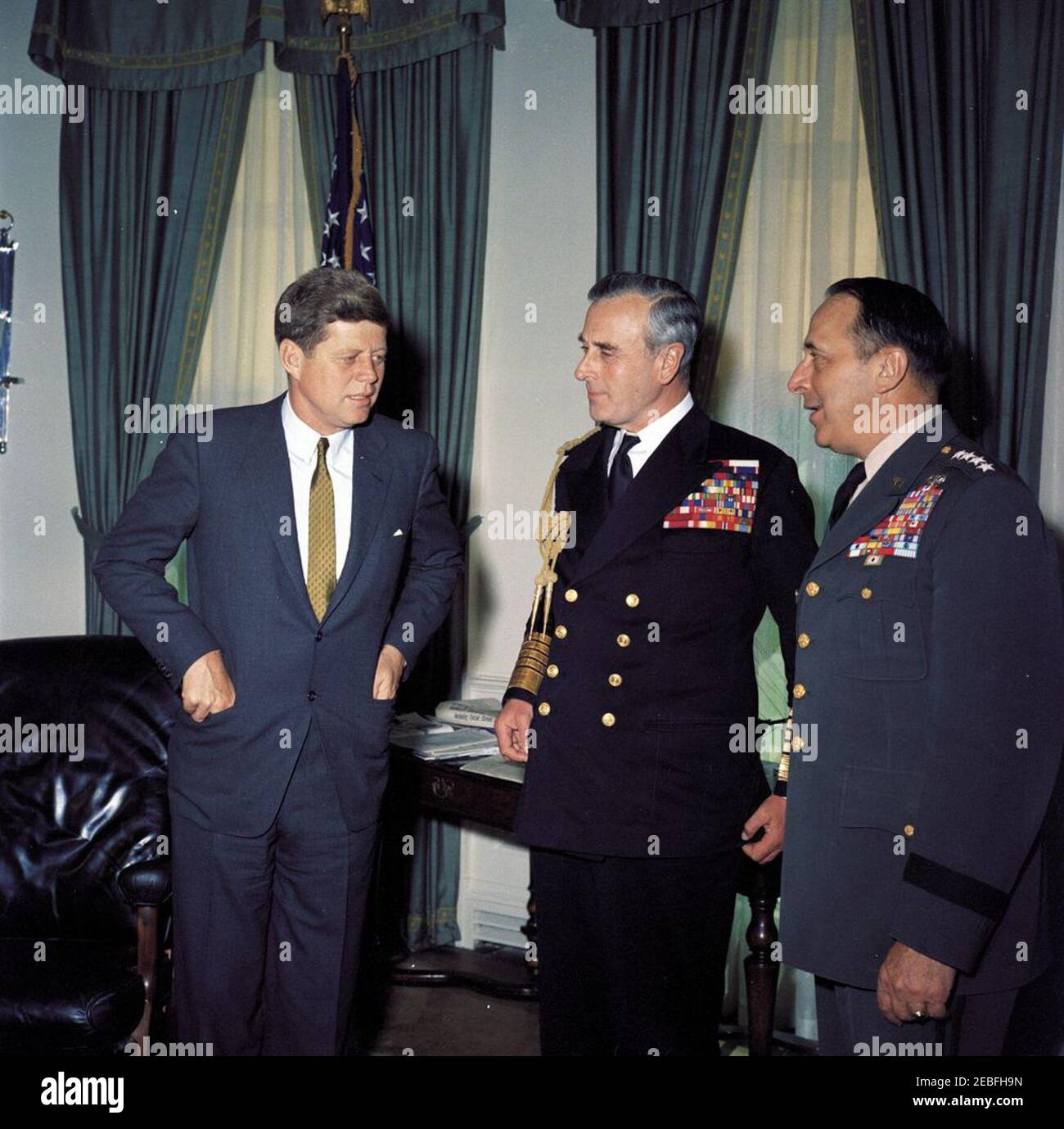 Incontro con l'ammiraglio della flotta Lord Louis Mountbatten, 1° conte Mountbatten di Birmania, 10:25. Il presidente John F. Kennedy incontra il capo del personale di difesa delle forze armate britanniche Lord Louis Mountbatten, primo conte Mountbatten di Birmania (centro) e il presidente dei capi congiunti del personale generale Lyman Lemnitzer (destra) nell'ufficio ovale, Casa Bianca, Washington, D.C. Foto Stock