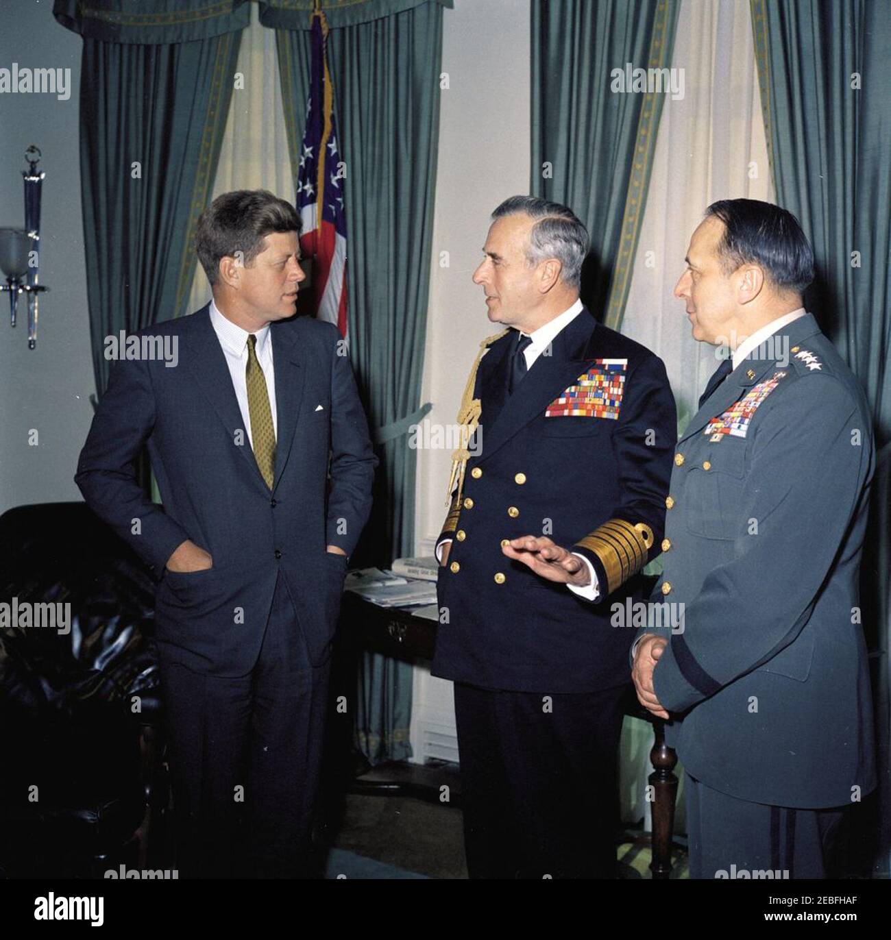 Incontro con l'ammiraglio della flotta Lord Louis Mountbatten, 1° conte Mountbatten di Birmania, 10:25. Il presidente John F. Kennedy incontra il capo del personale di difesa delle forze armate britanniche Lord Louis Mountbatten, primo conte Mountbatten di Birmania (centro) e il presidente dei capi congiunti del personale generale Lyman Lemnitzer (destra) nell'ufficio ovale, Casa Bianca, Washington, D.C. Foto Stock